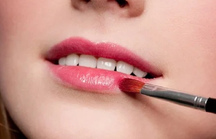 How to Apply Lip Gloss?
