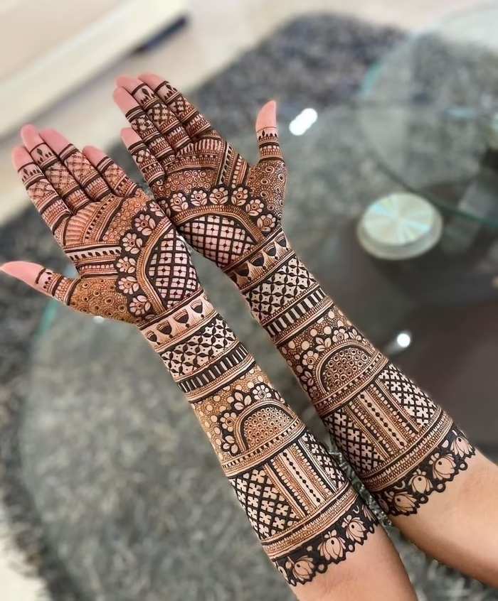 Jharokha Style Delicate Bridal Mehendi Design That Is So Stunning!