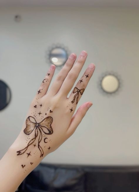 Trendy Bow-Inspired Mehendi Design!